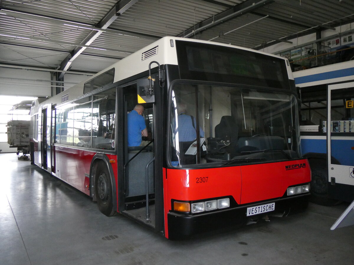 (261'371) - Vestische, Herten (Auwrter) - Nr. 2307 - Neoplan am 14. April 2024 in Pilsting, Auwrter Automobil-Park