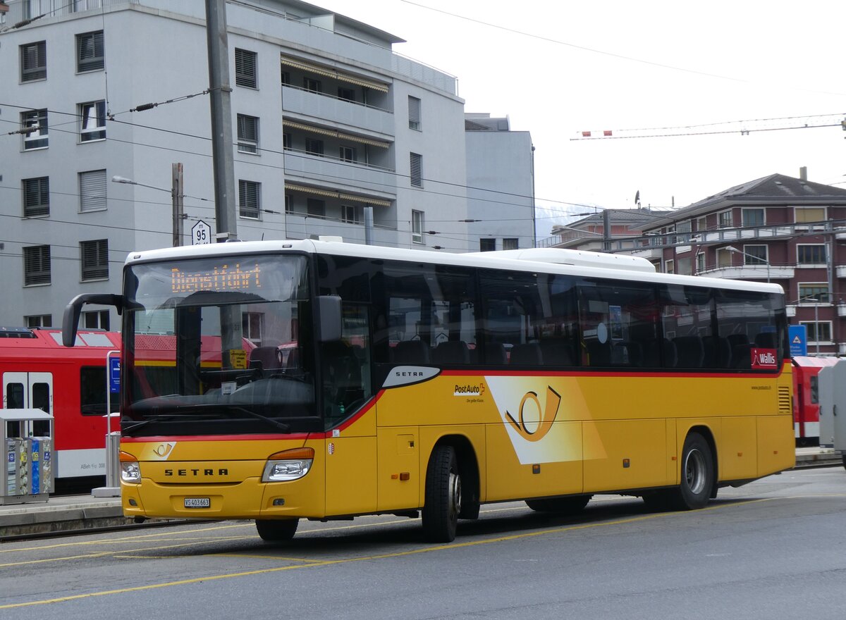 (261'820) - PostAuto Wallis - VS 403'663/PID 5620 - Setra am 29. April 2024 beim Bahnhof Brig