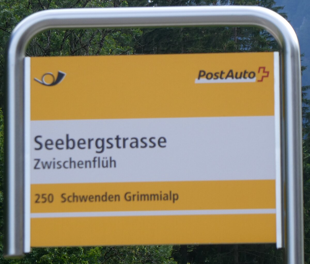 (264'327) - PostAuto-Haltestellenschild - Zwischenflh, Seebergstrasse - am 4. Juli 2024