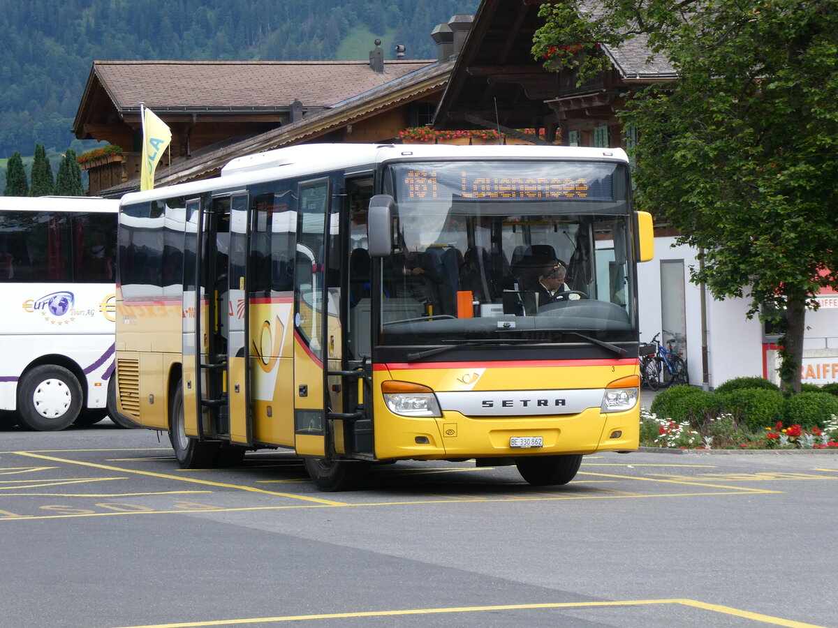 (264'338) - Kbli, Gstaad - Nr. 3/BE 330'862/PID 4535 - Setra am 6. Juli 2024 beim Bahnhof Gstaad