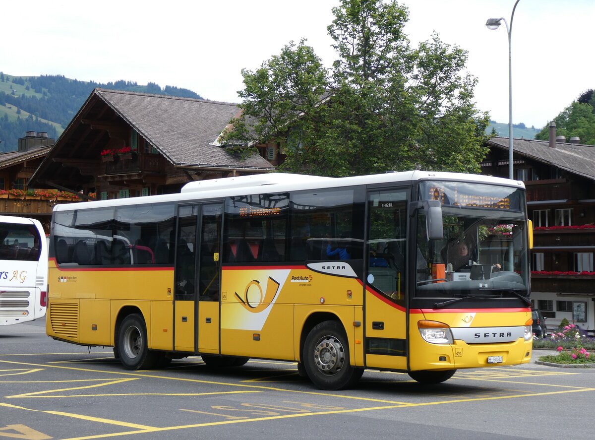 (264'339) - Kbli, Gstaad - Nr. 3/BE 330'862/PID 4535 - Setra am 6. Juli 2024 beim Bahnhof Gstaad