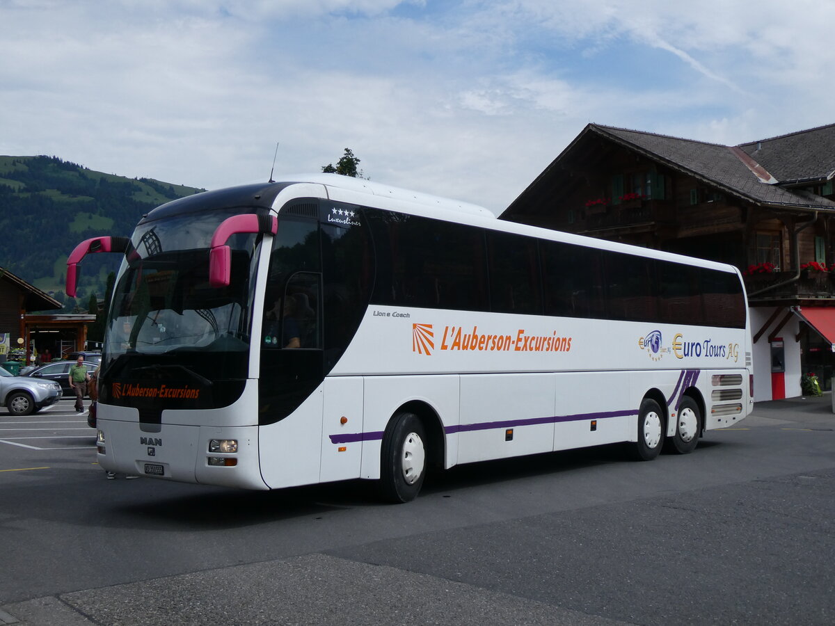 (264'340) - L'Auberson-Excursions, Yverdon - VD 350'555 - MAN am 6. Juli 2024 beim Bahnhof Gstaad