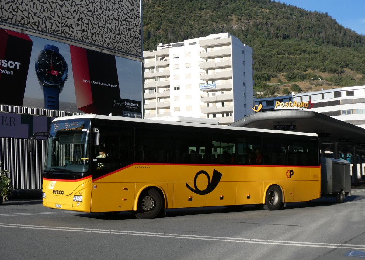 (266'514) - PostAuto Wallis - VS 468'663/PID 10'897 - Iveco (ex Zerzuben, Visp-Eyholz Nr. 63) am 1. September 2024 beim Bahnhof Visp