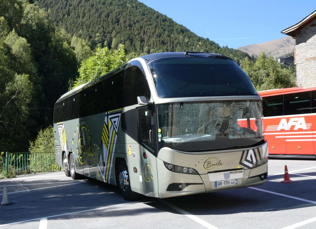 (267'096) - Aus Frankreich: Burle, Trets - GR 170 GA - Neoplan am 17. September 2024 in Os de Civis