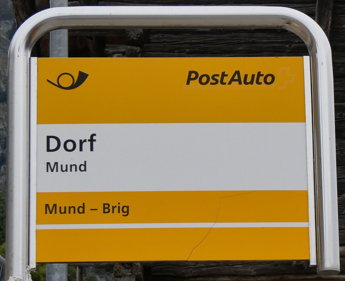 (267'716) - PostAuto-Haltestellenschild - Mund, Dorf - am 6. Oktober 2024