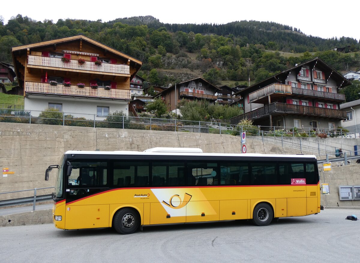 (267'756) - PostAuto Wallis - VS 415'900/PID 10'082 - Irisbus am 6. Oktober 2024 in Mund, Dorf