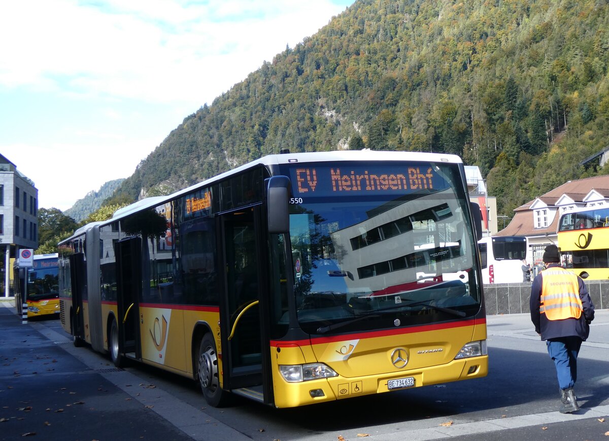 (267'806) - PostAuto Bern - Nr. 5550/BE 734'632/PID 5550 - Mercedes (ex Nr. 632) am 7. Oktober 2024 beim Bahnhof Interlaken Ost