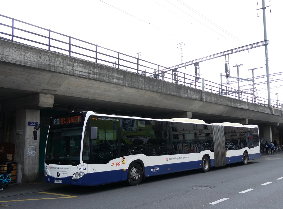 (267'920) - Aus Frankreich: RDTA Bourg-en-Bresse - Nr. 2043/FH 858 PY - Mercedes am 10. Oktober 2024 beim Bahnhof Genve