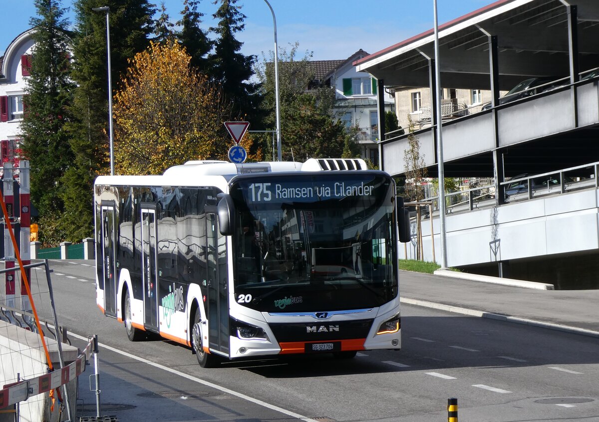 (268'197) - Regiobus, Gossau - Nr. 20/SG 323'704 - MAN am 17. Oktober 2024 beim Bahnhof Herisau