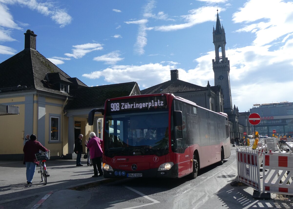 (268'223) - SWK Konstanz - Nr. 7/KN-C 1107 - Mercedes am 17. Oktober 2024 beim Bahnhof Konstanz