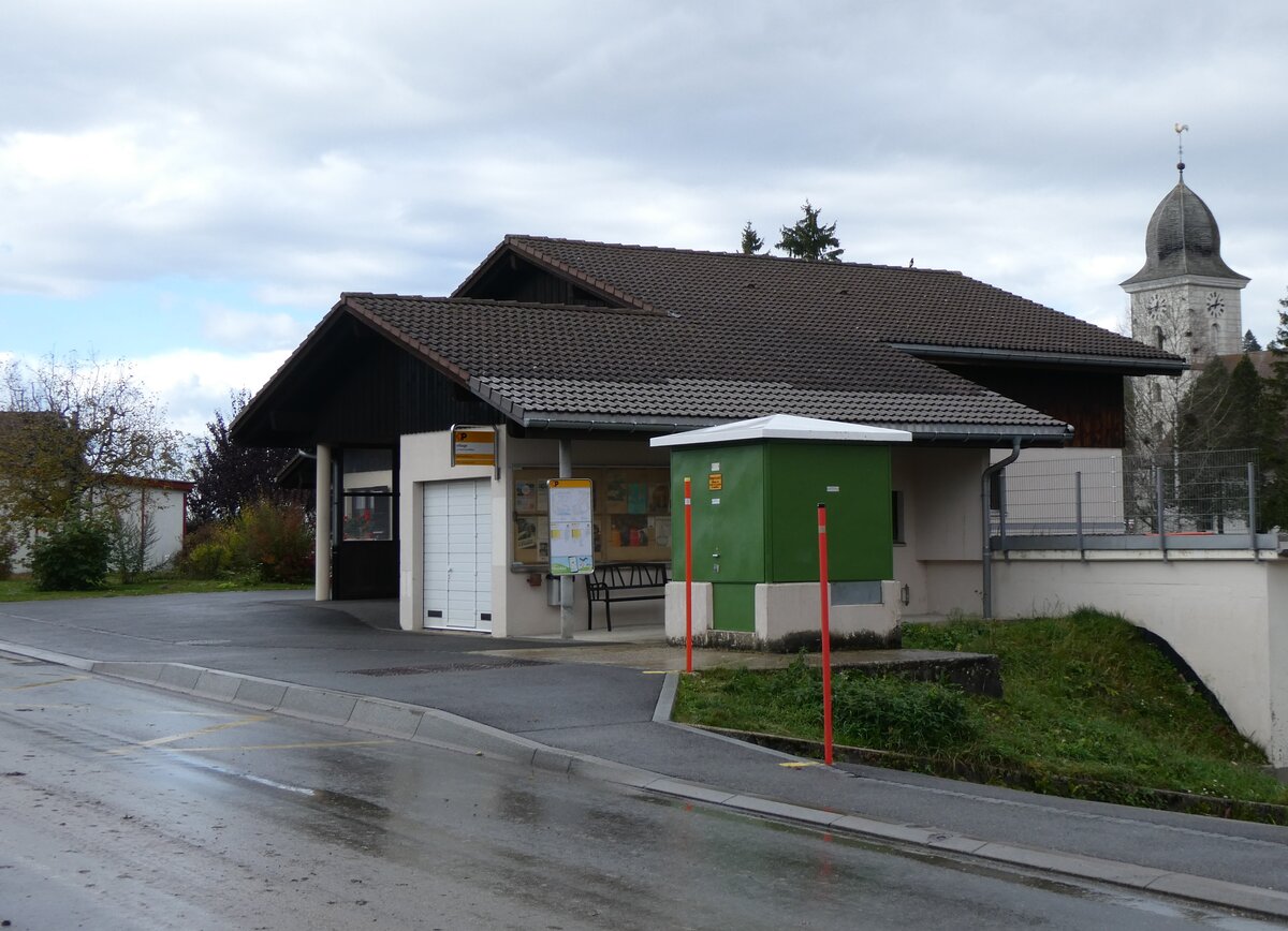 (268'397) - PostAuto-Haltestelle am 24. Oktober 2024 in La Chaux-du-Milieu, Village