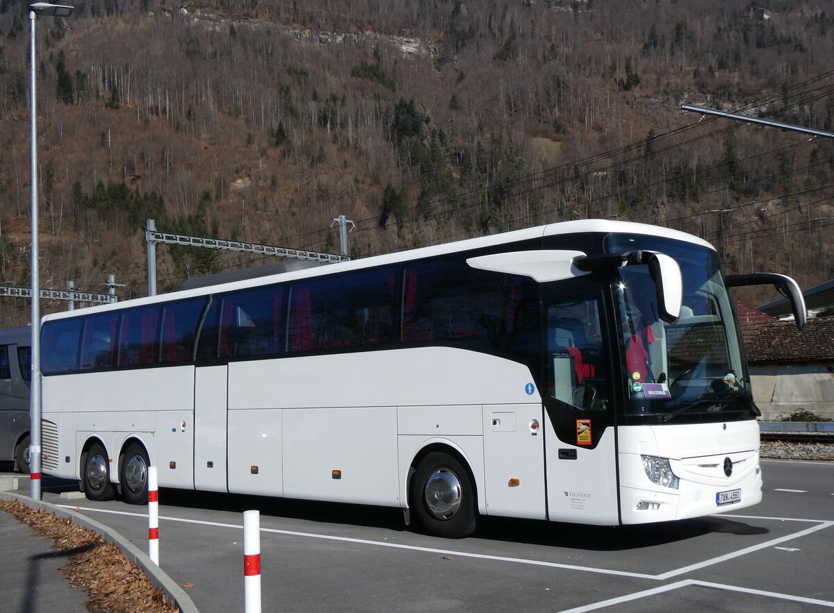 (273'056) - Aus Tschechien: Vega Tour, Praha - 7AN 4560 - Mercedes am 18. Mrz 2025 beim Bahnhof Interlaken Ost