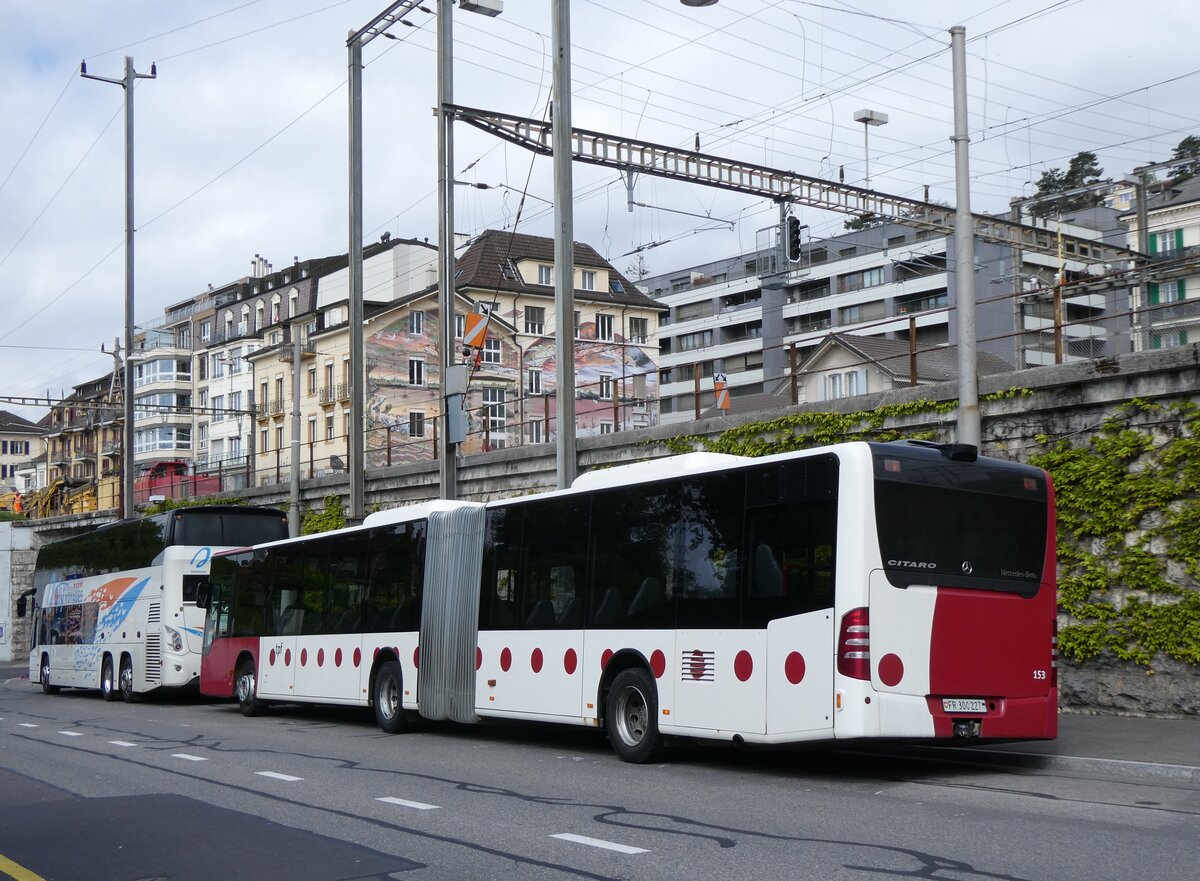 (274'205) - TPF Fribourg - Nr. 153/FR 300'227 - Mercedes am 26. April 2025 beim Bahnhof Neuchtel
