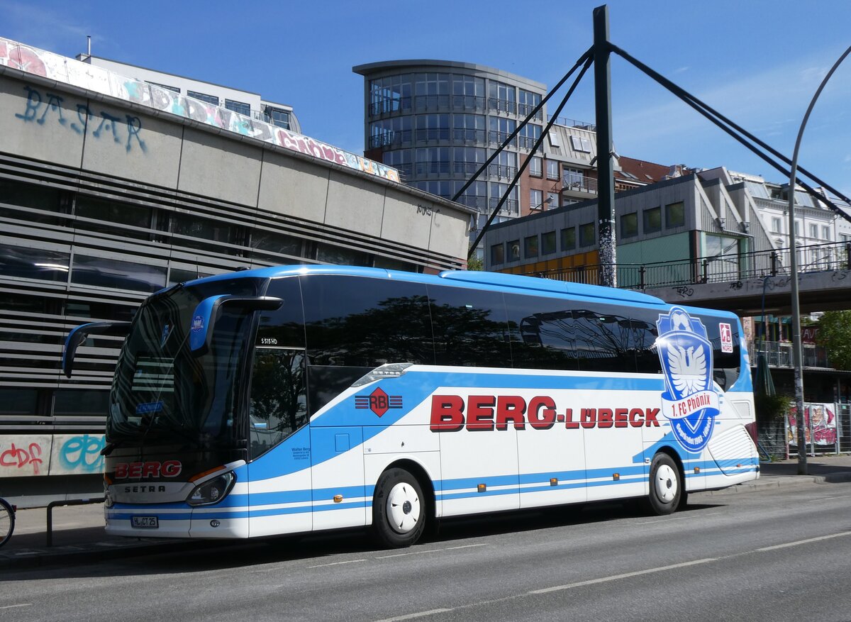 (275'358) - Berg, Lbeck - HL-CT 25 - Setra am 10. Mai 2025 in Hamburg, Hafentreppe