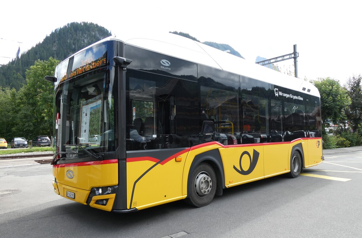 (278'574) - PostAuto Graubnden - GR 162'991/PID 12'081 - eSolaris am 5. August 2025 beim Bahnhof Saanen