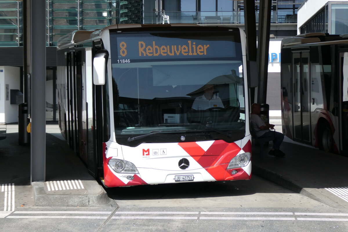 (278'833) - CarPostal Ouest - JU 42'751/PID 11'846 - Mercedes (ex CJ Tramelan Nr. 132) am 14. August 2025 beim Bahnhof Delmont