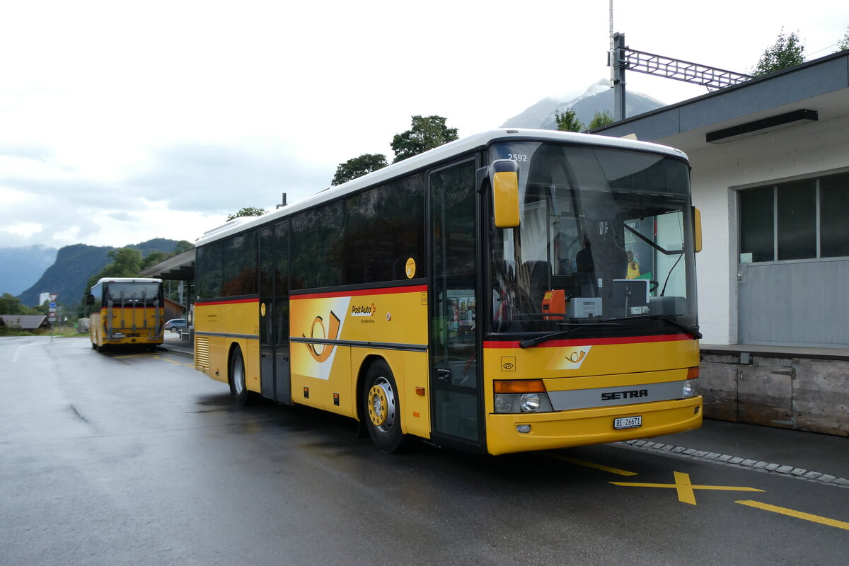 (279'884) - Spring, Schwenden - BE 26'671/PID 2592 - Setra am 5. September 2025 beim Bahnhof Oey-Diemtigen