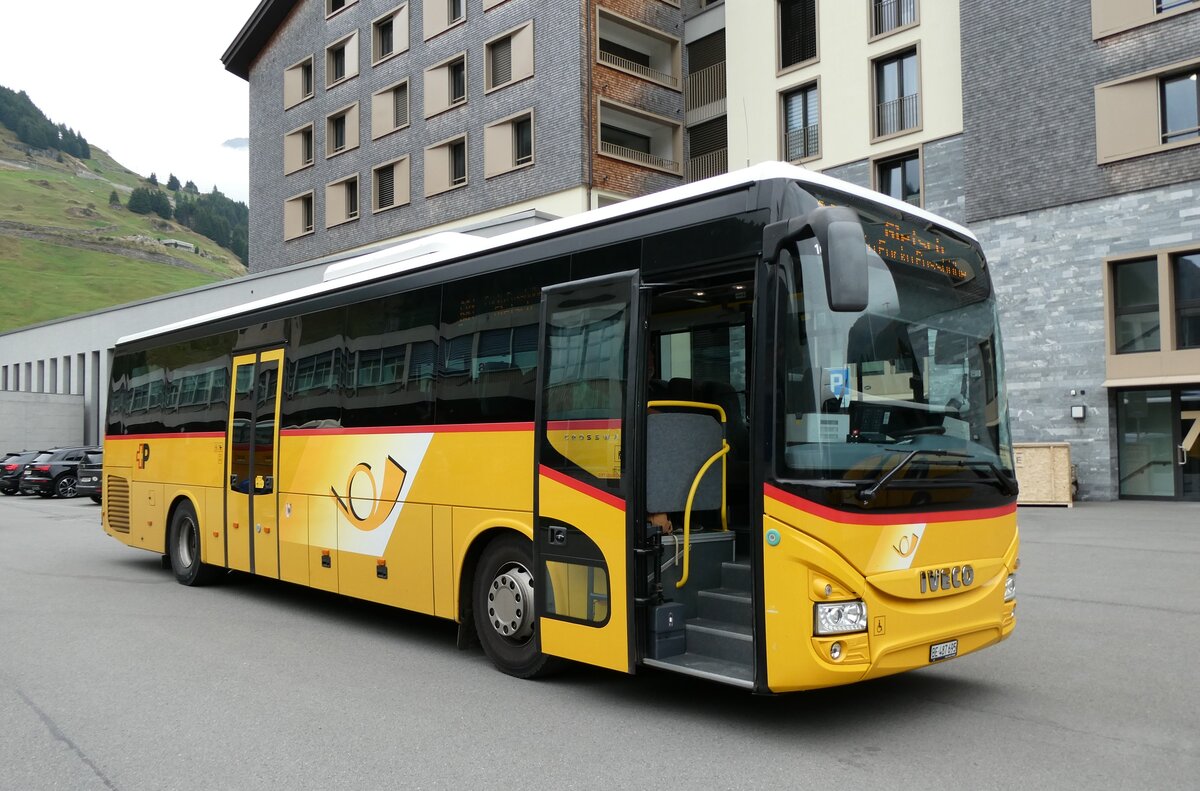 (280'056) - PostAuto Bern - BE 487'695/PID 10'952 - Iveco am 8. September 2025 in Andermatt, Bahnhofplatz
