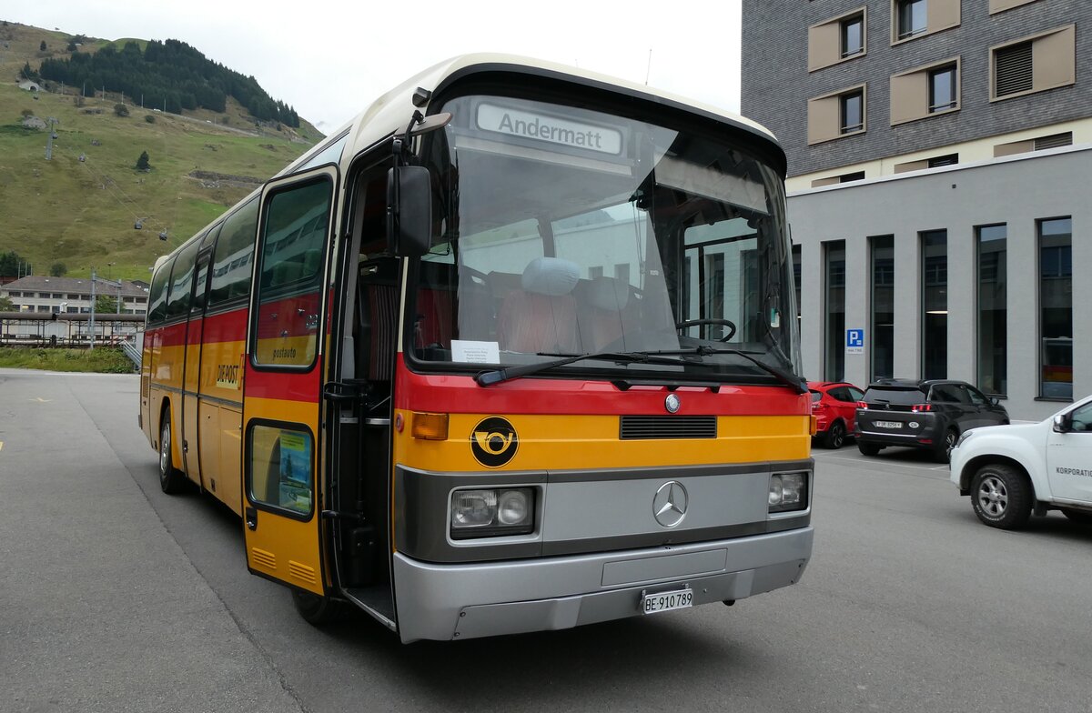 (280'067) - Buzzi, Bern - BE 910'789 - Mercedes (ex Mattli, Wassen/PID 2295) am 8. September 2025 in Andermatt, Bahnhofplatz