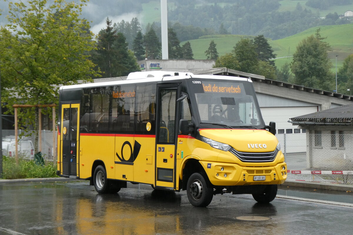 (280'097) - PostAuto Graubnden - GR 100'381/PID 12'095 - Iveco/K-Bus am 9. September 2025 beim Bahnhof Ilanz