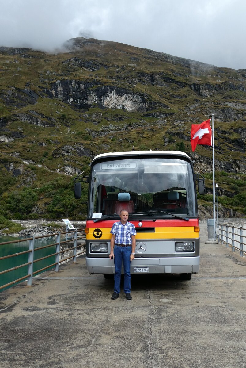 (280'144) - Buzzi, Bern - BE 910'789 - Mercedes (ex Mattli, Wassen/PID 2295) am 9. September 2025 in Zervreila, Staumauer (mit seinem stolzen Besitzer)