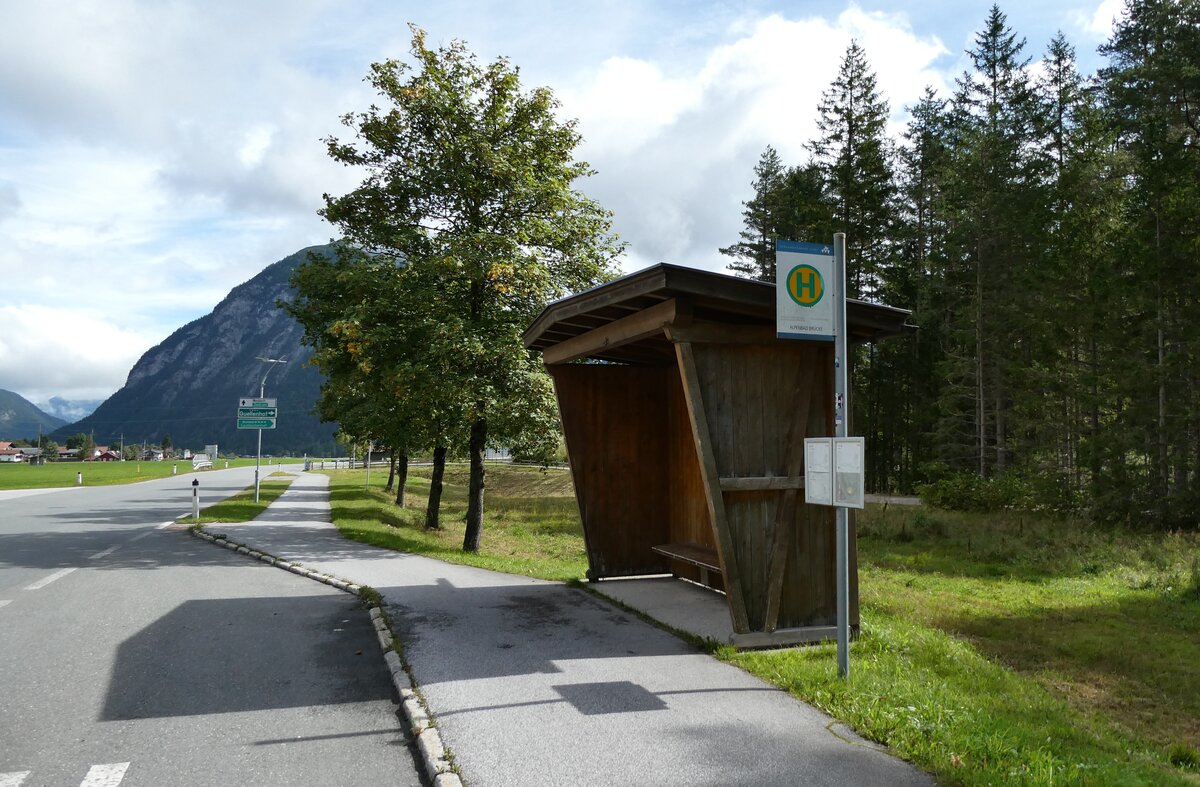 (280'441) - Bus-Haltestelle am 16. September 2025 in Leutasch, Alpenbad Brcke