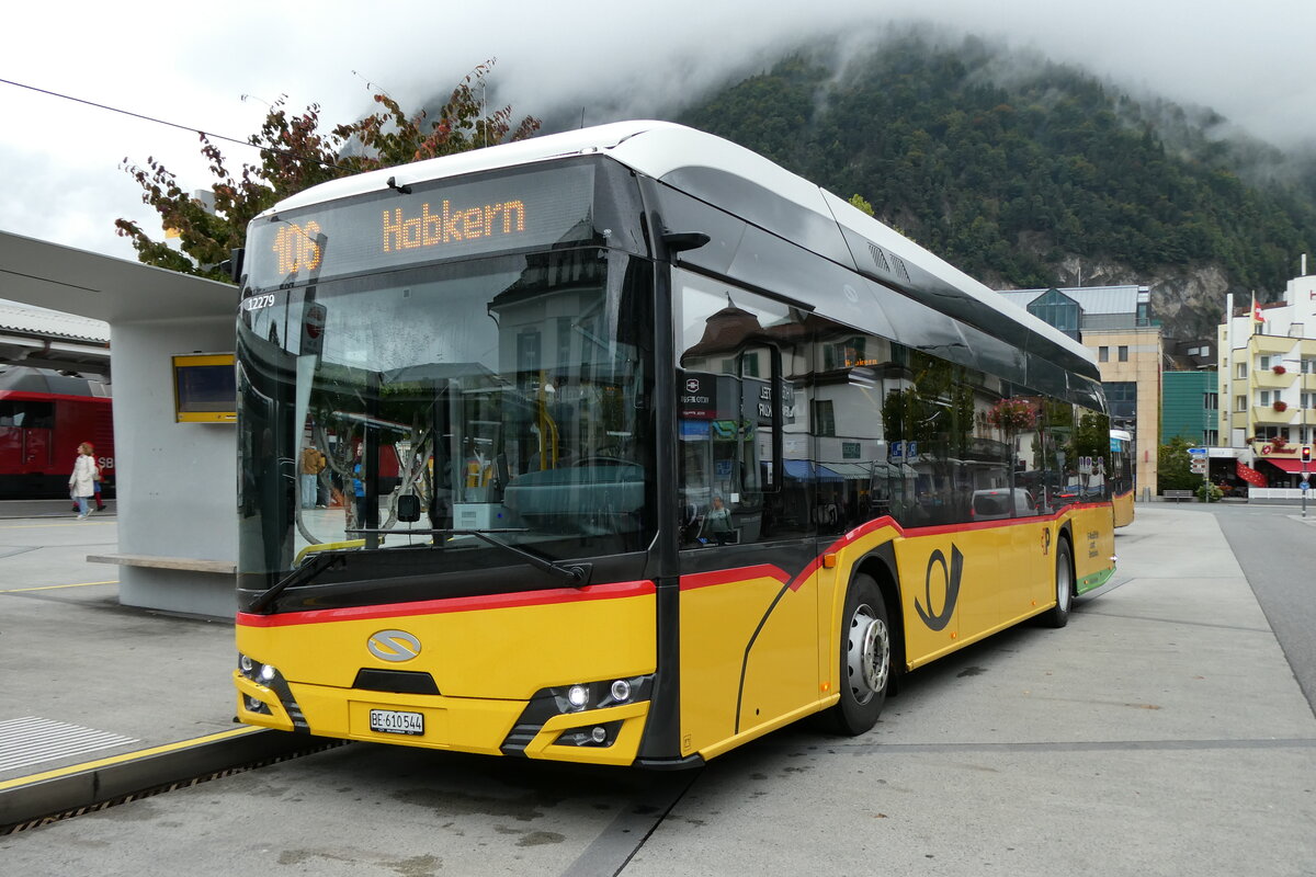 (280'658) - PostAuto Bern - BE 610'544/PID 12'278 - eSolaris am 23. September 2025 beim Bahnhof Interlaken West