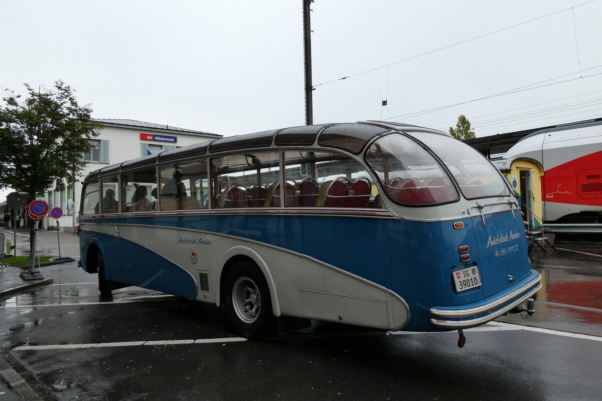 (280'674) - AWA Amden - Nr. 10/SG 39'010  Saurer/R&J (ex Radlmeier, D-Ergoldsbach; ex Schmid, Dllikon; ex Libero Bau, Fehraltdorf; ex Privat; ex Altherr, Nesslau; ex AWA Amden Nr. 8) am 27. September 2025 beim Bahnhof Wdenswil