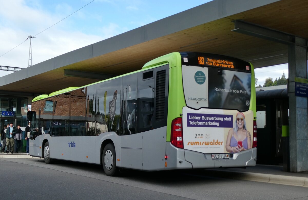 (280'946) - Busland, Burgdorf - Nr. 128/BE 891'128 - Mercedes am 4. Oktober 2025 beim Bahnhof Huttwil