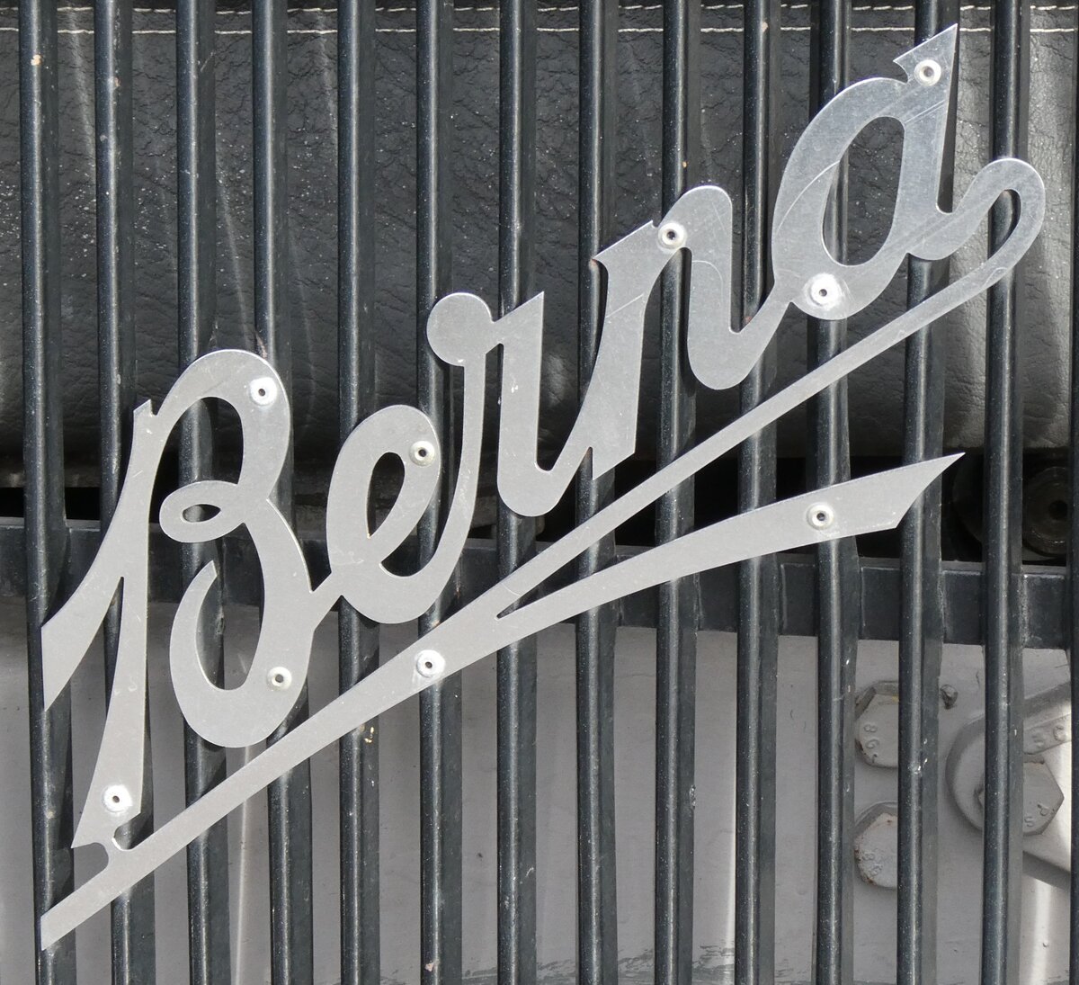 (280'995) - Logo - Berna - am 5. Oktober 2025 beim Bahnhof Langnau