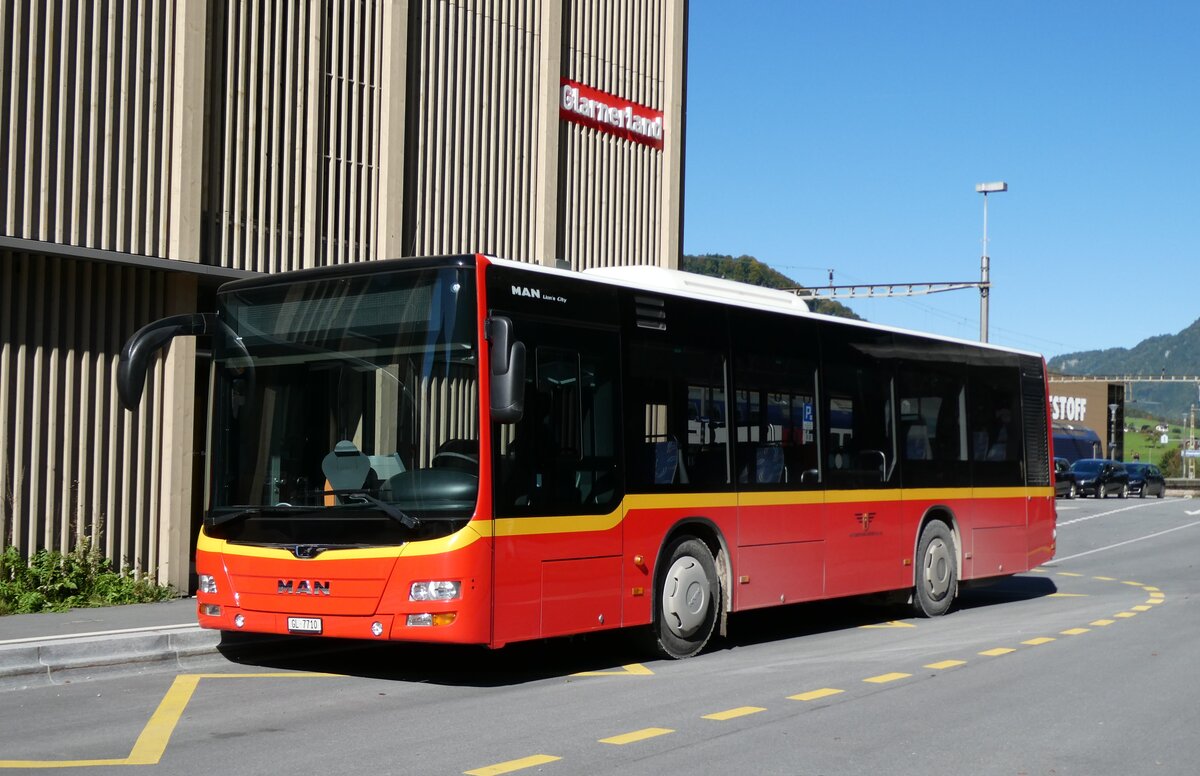(281'053) - AS Engi - Nr. 10/GL 7710 - MAN am 7. Oktober 2025 beim Bahnhof Schwanden