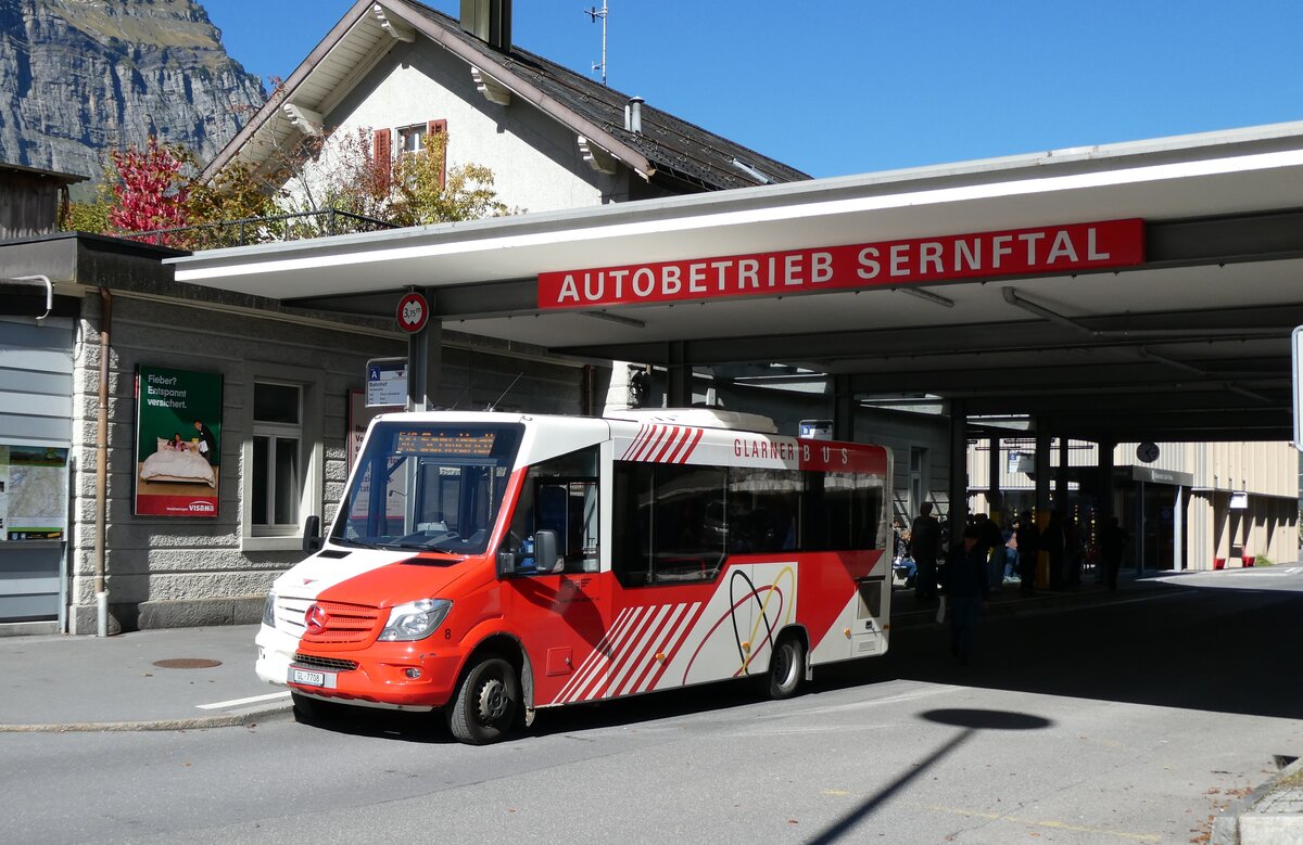 (281'062) - AS Engi - Nr. 8/GL 7708 - Mercedes/Kutsenits am 7. Oktober 2025 beim Bahnhof Schwanden