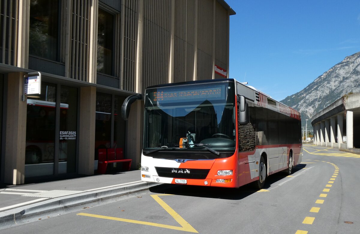 (281'065) - AS Engi - Nr. 5/GL 7705 - MAN am 7. Oktober 2025 beim Bahnhof Schwanden