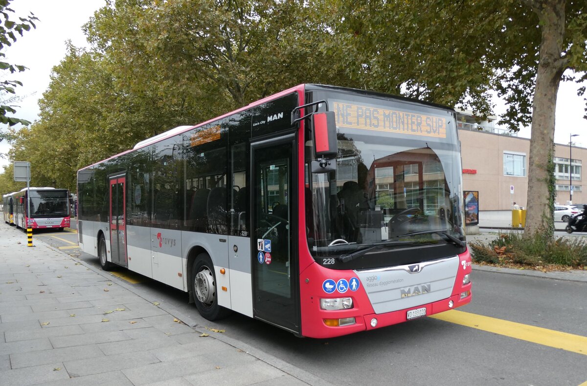 (281'214) - TRAVYS Yverdon - Nr. 228/VD 133'020 - MAN am 11. Oktober 2025 beim Bahnhof Yverdon