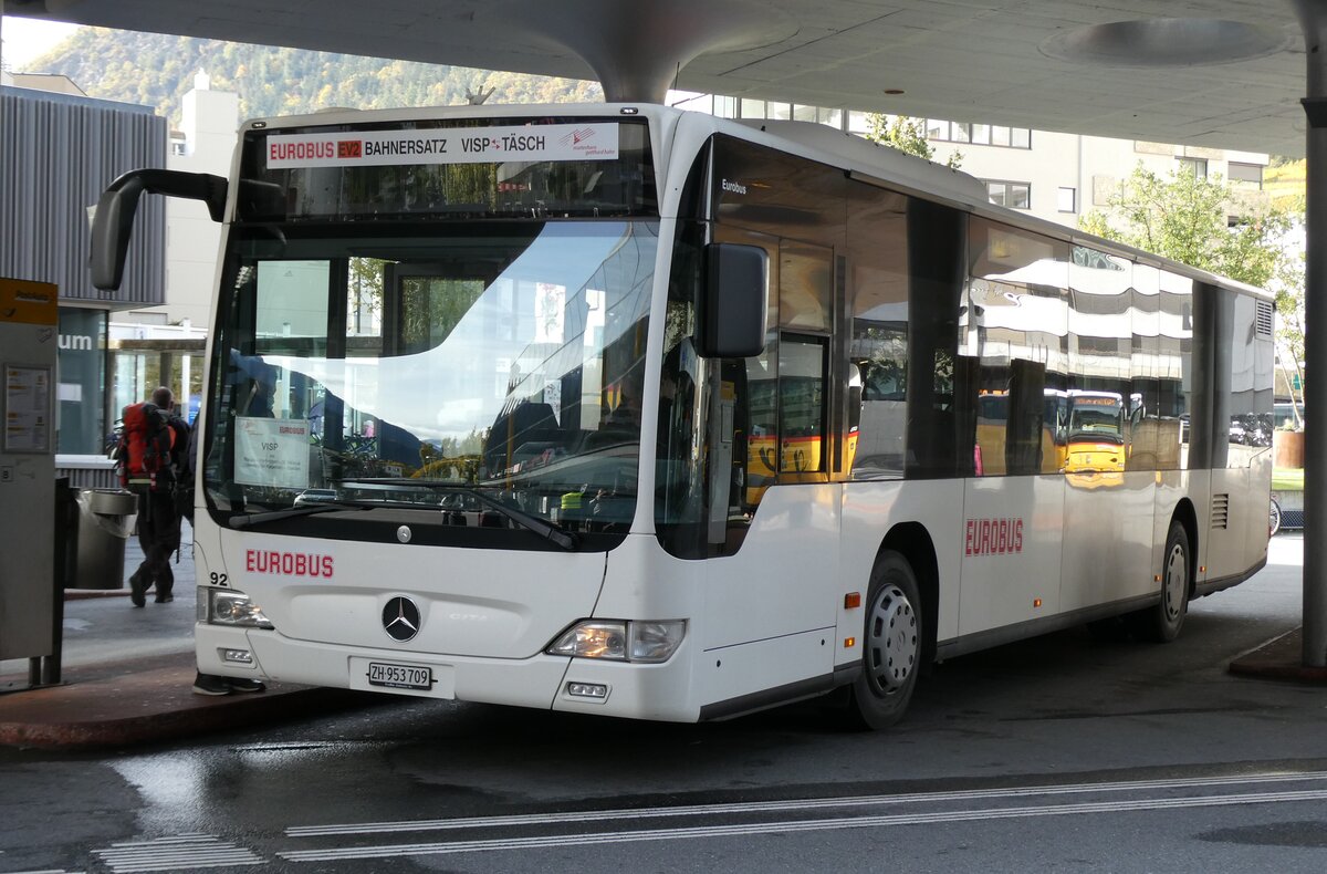 (281'706) - Welti-Furrer, Bassersdorf - Nr. 92/ZH 953'709 - Mercedes am 21. Oktober 2025 beim Bahnhof Visp