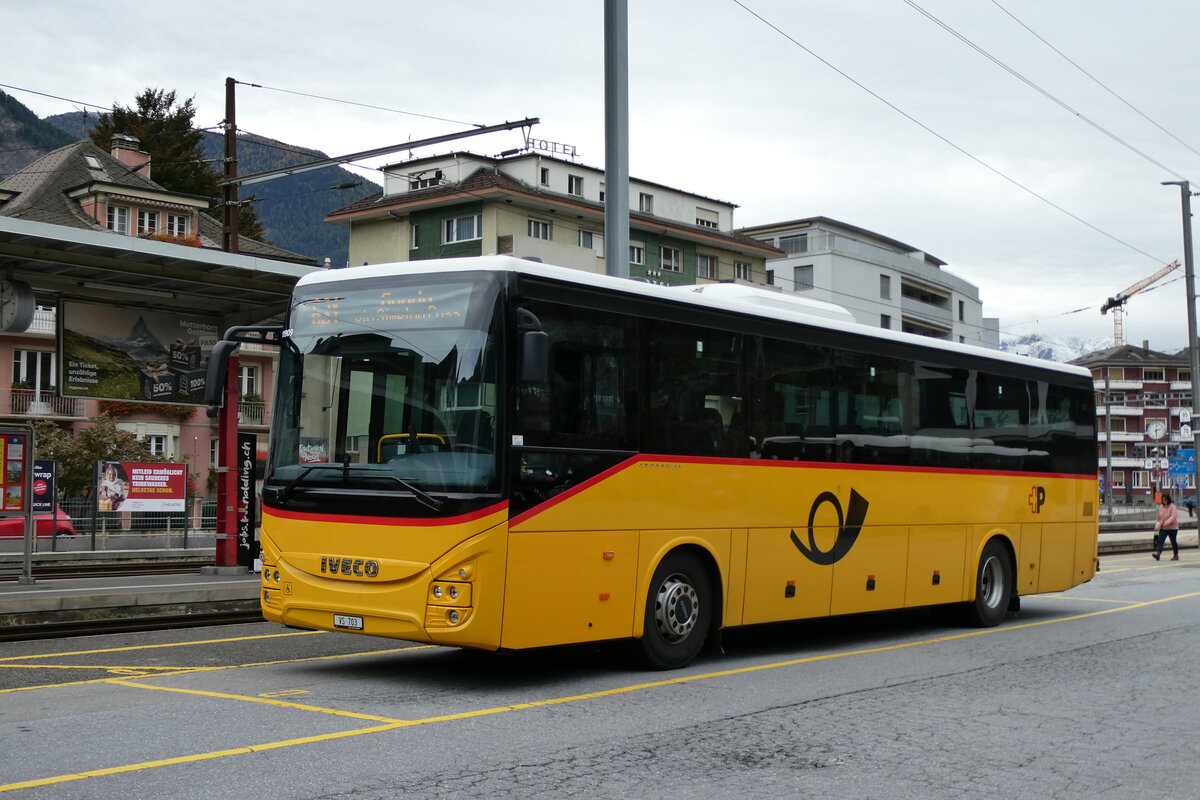 (281'755) - PostAuto Wallis - VS 703/PID 11'909 - Iveco am 21. Oktober 2025 beim Bahnhof Brig