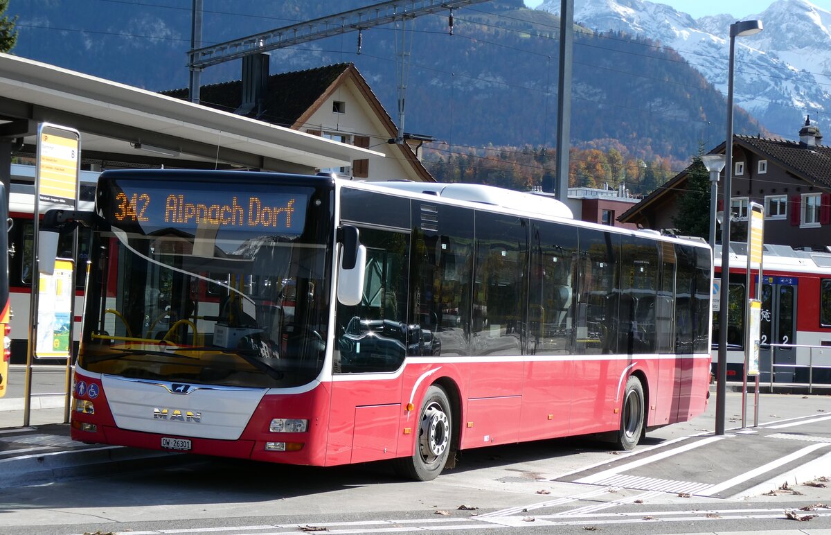 (281'863) - PostAuto Zentralschweiz - Nr. 530/OW 26'301/PID 12'338 - MAN (ex Dr. Richard, A-Wien Nr. 1418) am 28. Oktober 2025 beim Bahnhof Sarnen