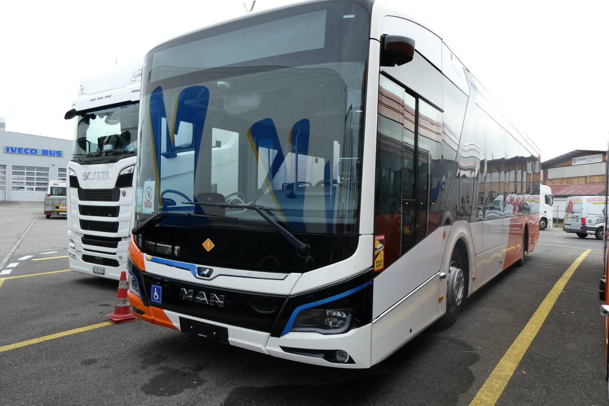 (282'005) - Gen�ve-Tours, Gen�ve - (3Z04) - eMAN am 1. November 2025 in Kerzers, Interbus