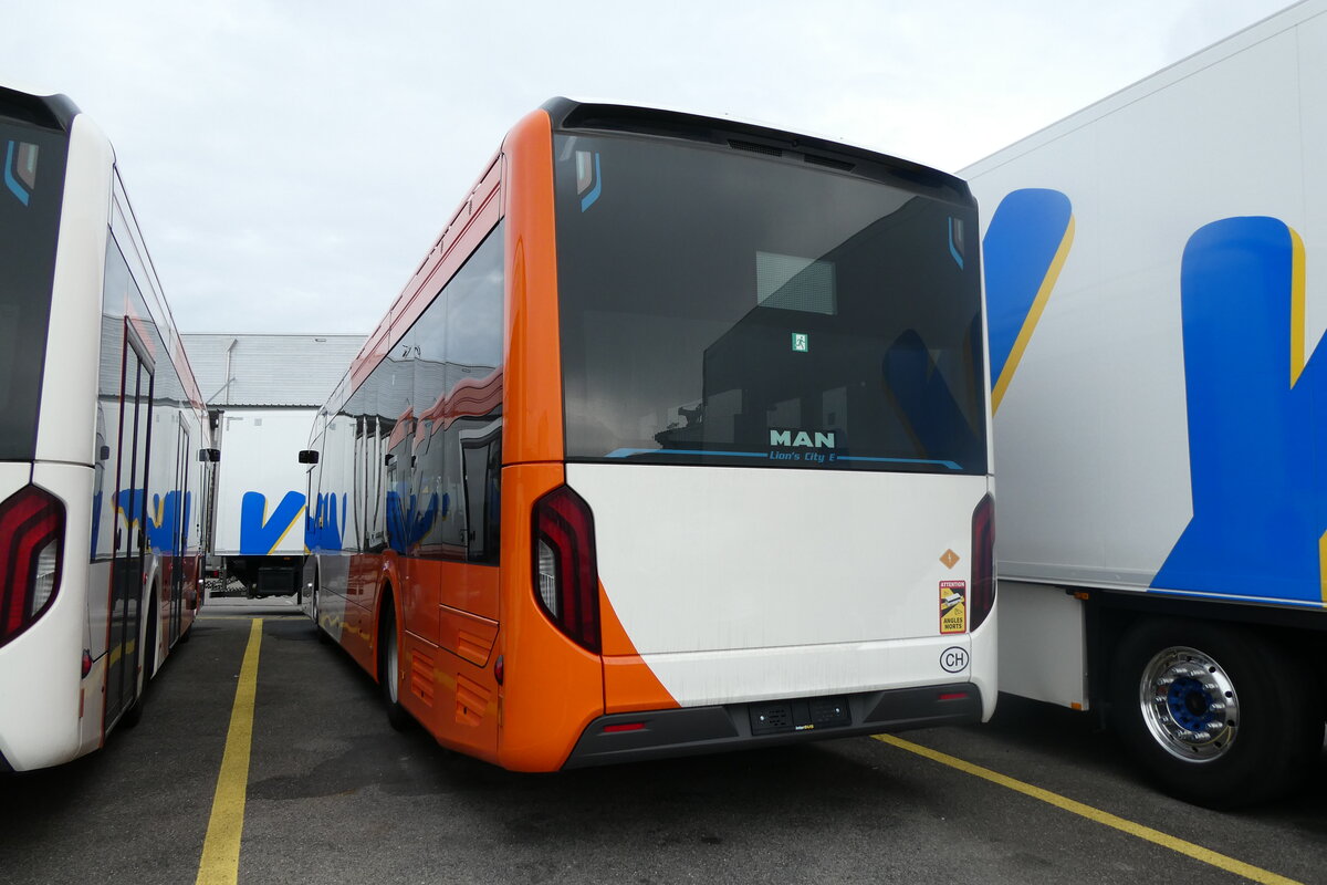(282'006) - Gen�ve-Tours, Gen�ve - (3Z01 - eMAN am 1. November 2025 in Kerzers, Interbus