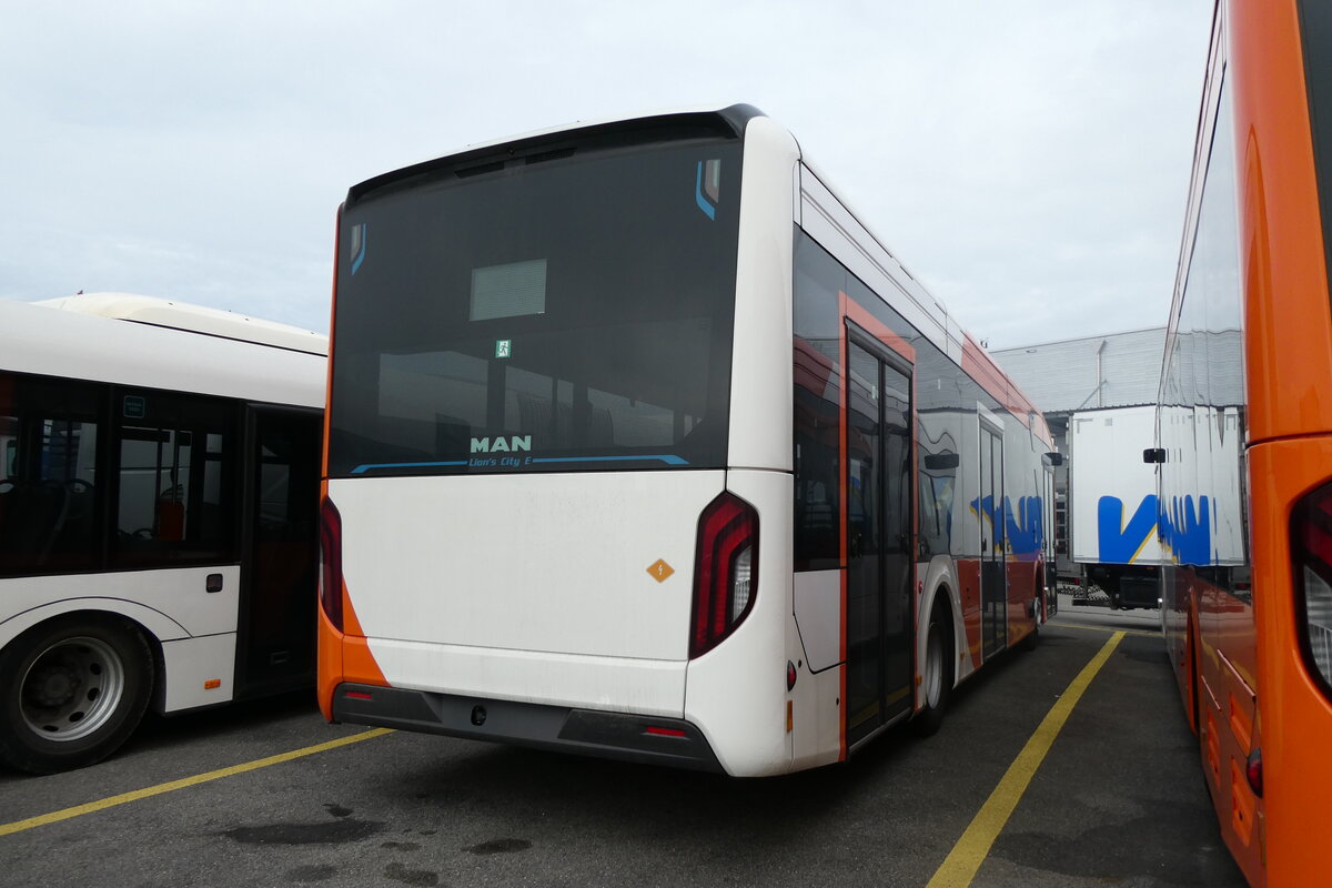(282'007) - Gen�ve-Tours, Gen�ve - (3Z04) - eMAN am 1. November 2025 in Kerzers, Interbus