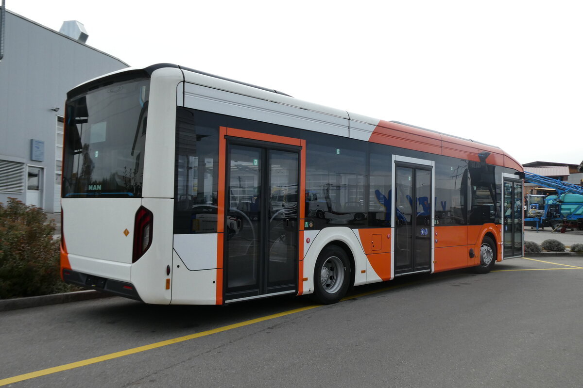 (282'009) - Gen�ve-Tours, Gen�ve - eMAN am 1. November 2025 in Kerzers, Interbus