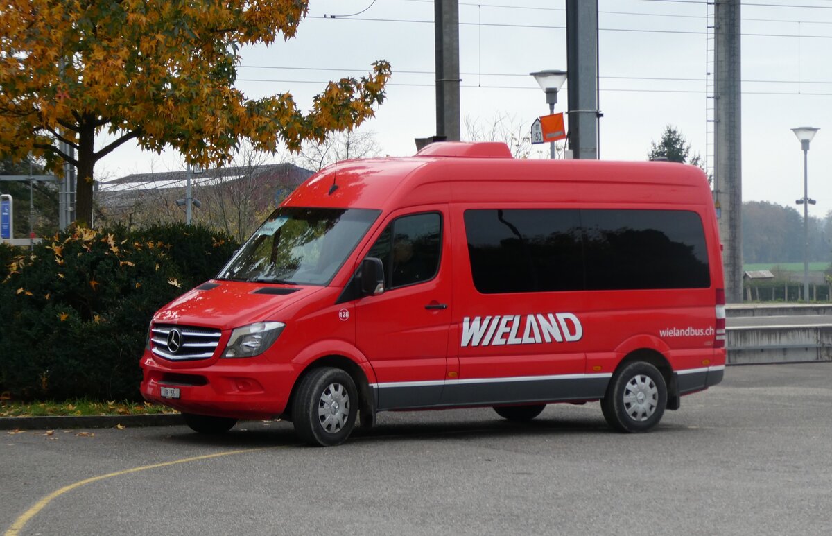 (282'026) - Wieland, Murten - Nr. 128/FR 66 - Mercedes am 1. November 2025 beim Bahnhof Ins