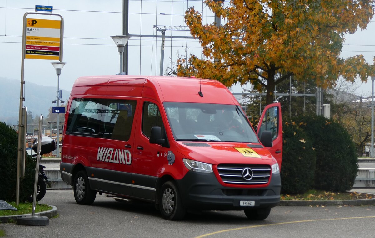 (282'039) - Wieland, Murten - Nr. 138/FR 62 - Mercedes am 1. November 2025 beim Bahnhof Ins