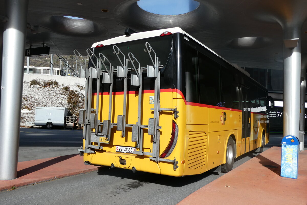 (282'094) - Autotour, Visp - VS 48'333/PID 10'518 - Iveco (ex VS 455'577) am 6. November 2025 beim Bahnhof Visp