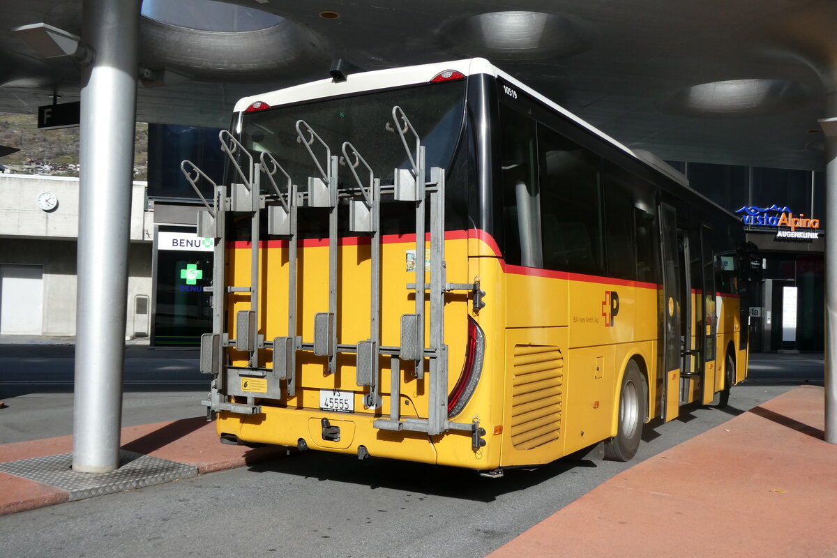 (282'095) - BUS-trans, Visp - VS 45'555/PID 10'519 - Iveco am 6. November 2025 beim Bahnhof Visp