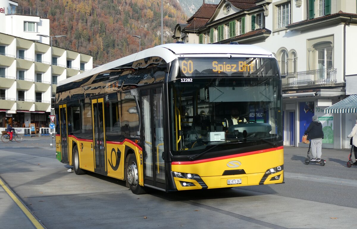 (282'257) - PostAuto Bern - BE 871'367/PID 12'282 - eSolaris am 10. November 2025 beim Bahnhof Interlaken West