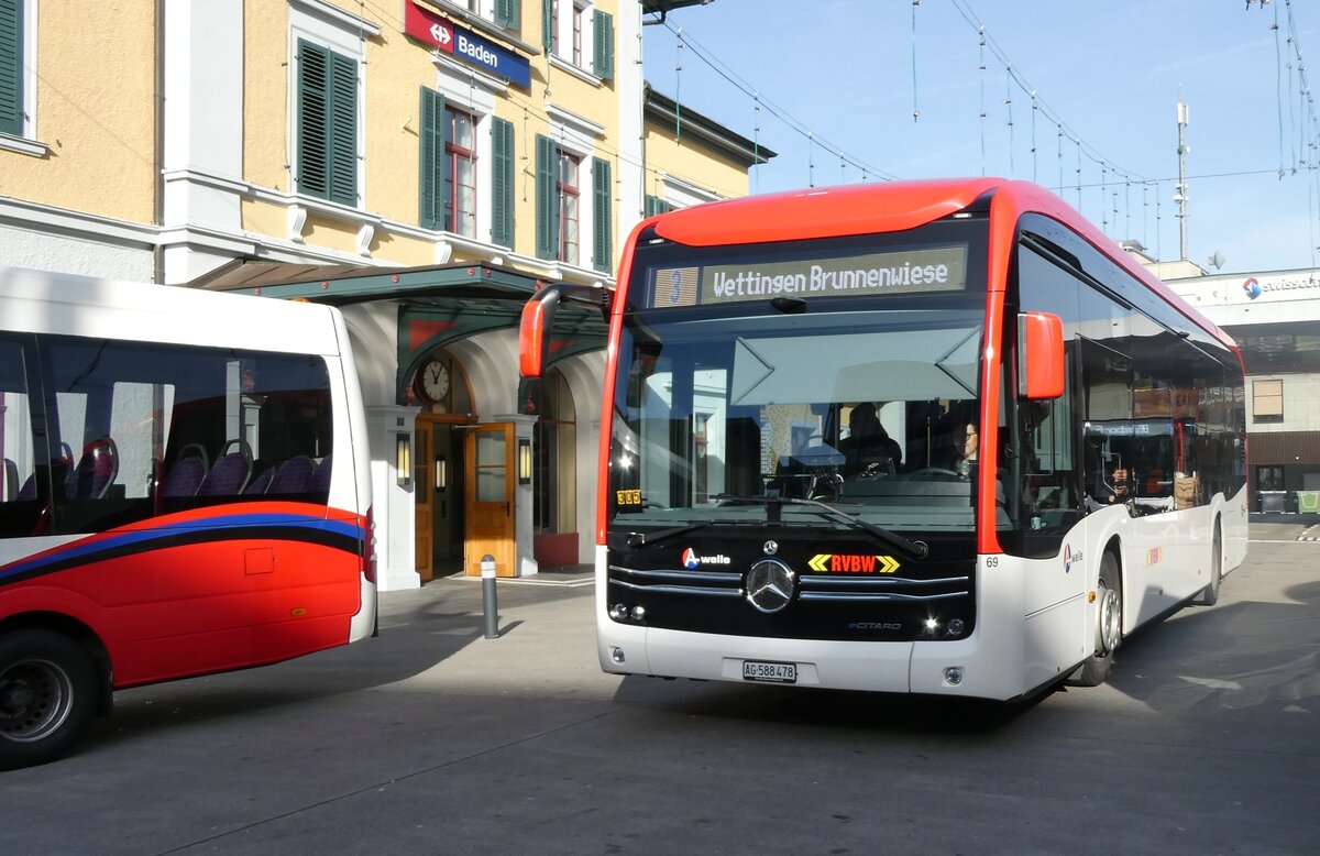 (282'274) - RVBW Wettingen - Nr. 69/AG 588'478 - eMercedes am 11. November 2025 beim Bahnhof Baden