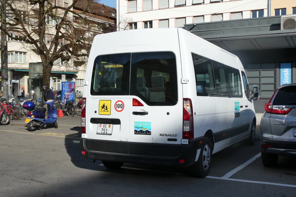 (282'346) - HandiCab Seeland, Nidau - BE 571 - Renault am 13. November 2025 beim Bahnhof Biel