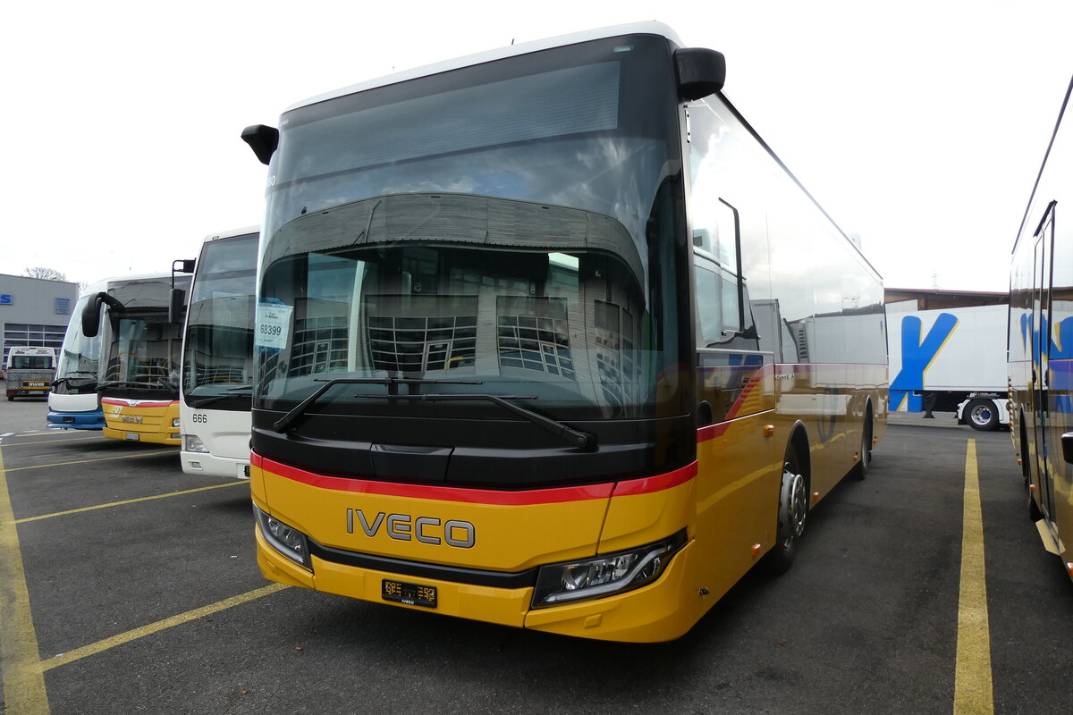 (282'466) - PostAuto Graub�nden - PID 12'380 - Iveco am 15. November 2025 in Kerzers, Interbus