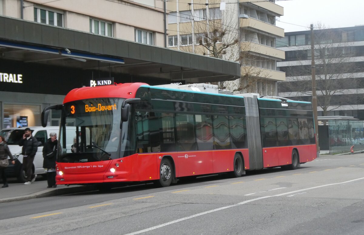 (282'709) - VB Biel - Nr. 98 - Hess/Hess Gelenktrolleybus am 4. Dezember 2025 beim Bahnhof Biel